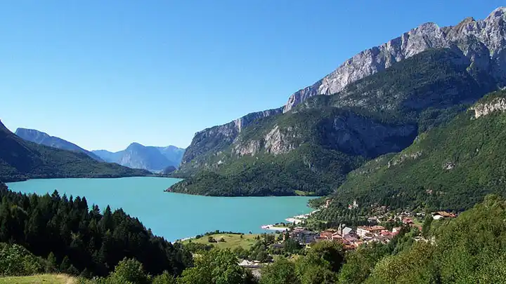 lago di Molveno vista panoramica al lago di Molveno
